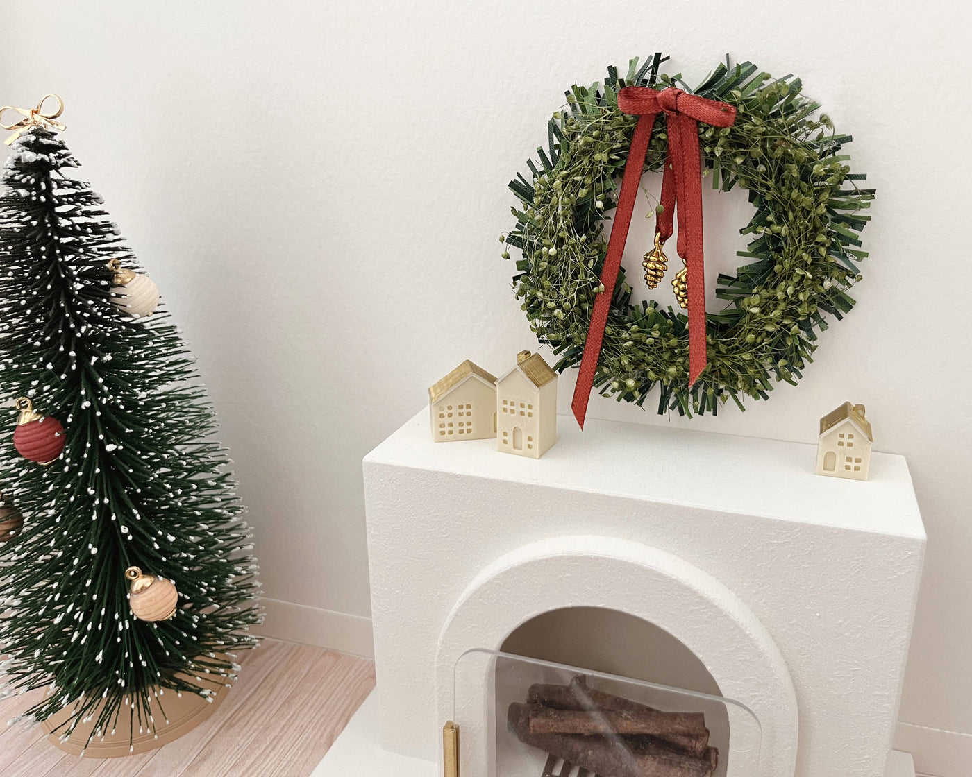 Mini & Bright Holiday Set: Festive Miniature Dollhouse Decor